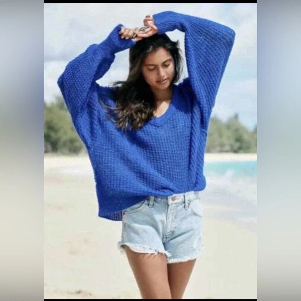 Free People Lightweight KnIt V-Neck In Parrot Blue , size S - Picture 2 of 10